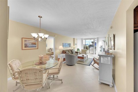Condo in Pompano Beach, Florida, 2 bedrooms  № 2177327 - photo 2