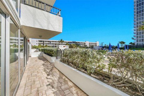Condo in Pompano Beach, Florida, 2 bedrooms  № 2177327 - photo 23