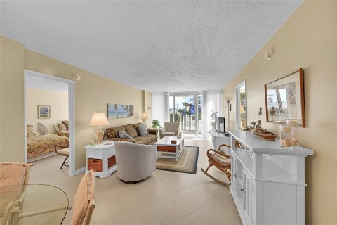 Condo in Pompano Beach, Florida, 2 bedrooms  № 2177327 - photo 9