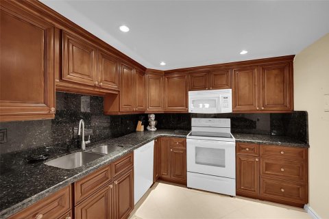 Condo in Pompano Beach, Florida, 2 bedrooms  № 2177327 - photo 6