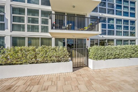 Condo in Pompano Beach, Florida, 2 bedrooms  № 2177327 - photo 25
