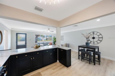 Casa en venta en Saint Pete Beach, Florida, 4 dormitorios, 160.63 m2 № 2233418 - foto 11