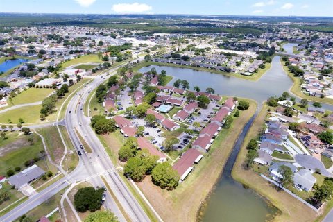 Townhouse in Kissimmee, Florida 2 bedrooms, 99.03 sq.m. № 2215111 - photo 26