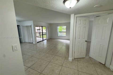 Condo in Coconut Creek, Florida, 2 bedrooms  № 1978720 - photo 4