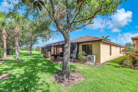 House in Apollo Beach, Florida 3 bedrooms, 215.53 sq.m. № 1824436 - photo 3