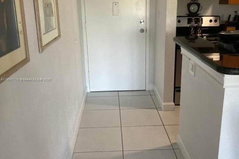 Купить кондоминиум в Майами, Флорида 2 спальни, 77.2м2, № 1957444 - фото 10