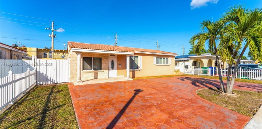 Дом в Майами, Флорида 3 спальни, 127.93м2 № 1976289