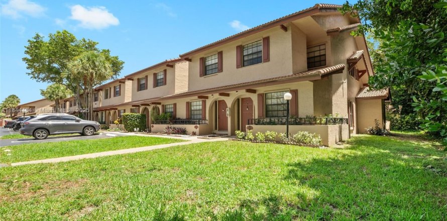 Condo in Coral Springs, Florida, 3 bedrooms № 1839643