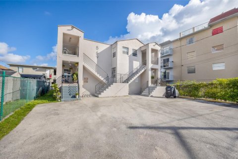 Коммерческая недвижимость в Майами, Флорида 300.82м2 № 2029043