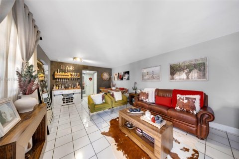 Купить коммерческую недвижимость в Майами, Флорида 300.82м2, № 2029043 - фото 3