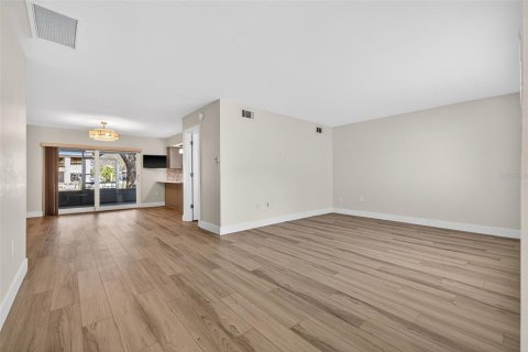 Adosado en venta en Saint Petersburg, Florida, 3 dormitorios, 146.97 m2 № 2142243 - foto 6