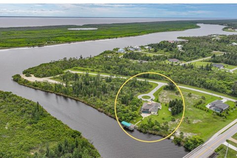 House in Port Charlotte, Florida 3 bedrooms, 183.85 sq.m. № 1909515 - photo 8