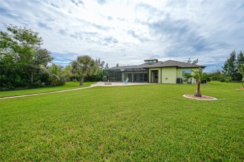 House in Port Charlotte, Florida 3 bedrooms, 183.85 sq.m. № 1909515 - photo 16