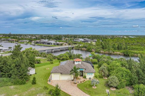 House in Port Charlotte, Florida 3 bedrooms, 183.85 sq.m. № 1909515 - photo 6