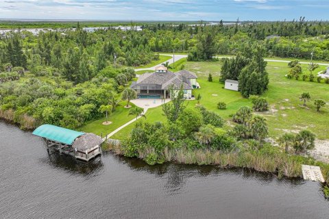 House in Port Charlotte, Florida 3 bedrooms, 183.85 sq.m. № 1909515 - photo 9