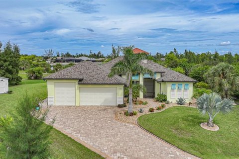 House in Port Charlotte, Florida 3 bedrooms, 183.85 sq.m. № 1909515 - photo 2