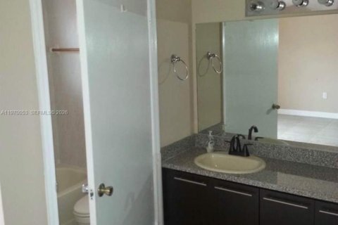 House in Miami, Florida 1 bedroom, 66.05 sq.m. № 2030870 - photo 16