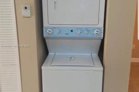 House in Miami, Florida 1 bedroom, 66.05 sq.m. № 2030870 - photo 11