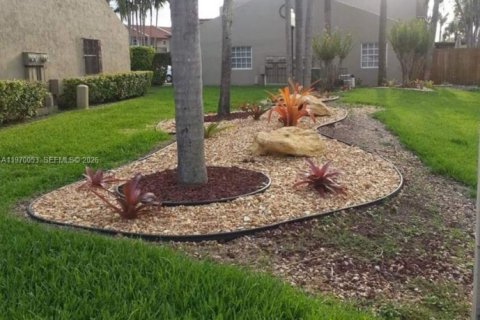 House in Miami, Florida 1 bedroom, 66.05 sq.m. № 2030870 - photo 2