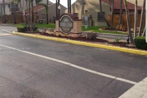 House in Miami, Florida 1 bedroom, 66.05 sq.m. № 2030870 - photo 3