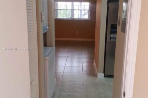 House in Miami, Florida 1 bedroom, 66.05 sq.m. № 2030870 - photo 15