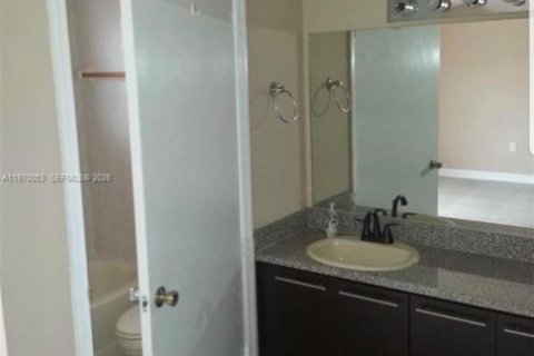 House in Miami, Florida 1 bedroom, 66.05 sq.m. № 2030870 - photo 9