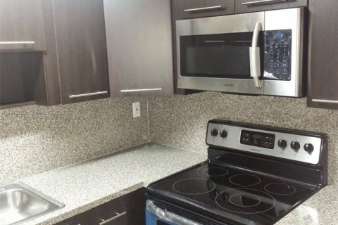 House in Miami, Florida 1 bedroom, 66.05 sq.m. № 2030870 - photo 5