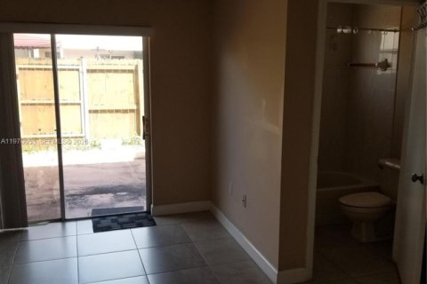 House in Miami, Florida 1 bedroom, 66.05 sq.m. № 2030870 - photo 14