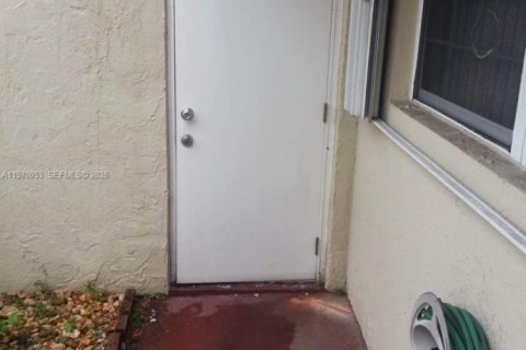 House in Miami, Florida 1 bedroom, 66.05 sq.m. № 2030870 - photo 17