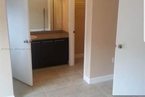 House in Miami, Florida 1 bedroom, 66.05 sq.m. № 2030870 - photo 7