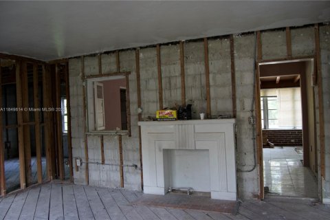 House in Biscayne Park, Florida 3 bedrooms, 150.69 sq.m. № 1852032 - photo 2