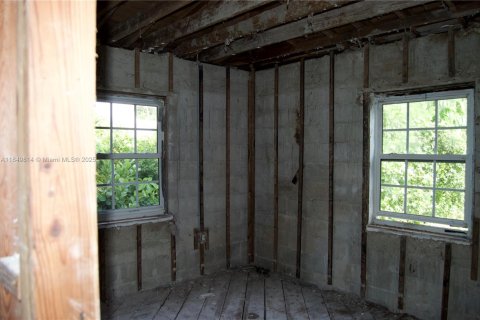 House in Biscayne Park, Florida 3 bedrooms, 150.69 sq.m. № 1852032 - photo 5