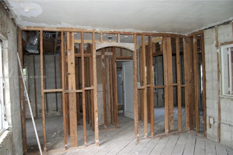 House in Biscayne Park, Florida 3 bedrooms, 150.69 sq.m. № 1852032 - photo 3