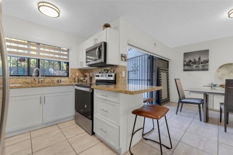 Adosado en alquiler en Miami, Florida, 3 dormitorios, 179.86 m2 № 2023620 - foto 2