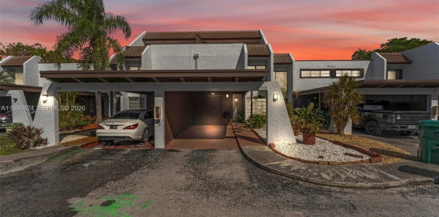 Adosado en Miami, Florida 3 dormitorios, 179.86 m2 № 2023620