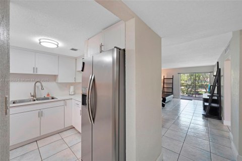 Condo in Hialeah, Florida, 2 bedrooms  № 1891615 - photo 6