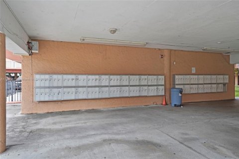 Condo in Hialeah, Florida, 2 bedrooms  № 1891615 - photo 24