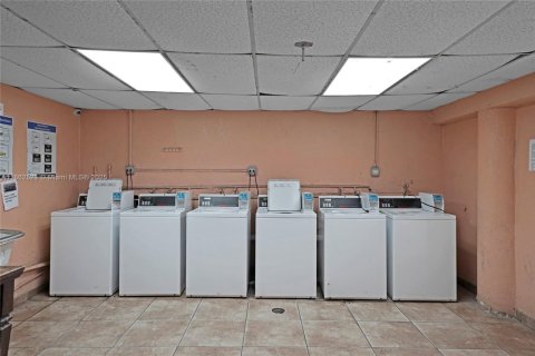 Condo in Hialeah, Florida, 2 bedrooms  № 1891615 - photo 23