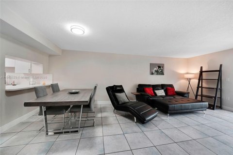 Condo in Hialeah, Florida, 2 bedrooms  № 1891615 - photo 5
