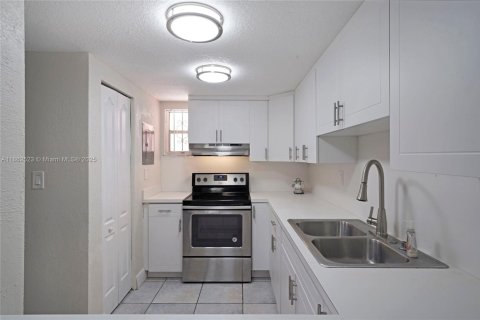 Condo in Hialeah, Florida, 2 bedrooms  № 1891615 - photo 9