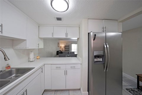 Condo in Hialeah, Florida, 2 bedrooms  № 1891615 - photo 8