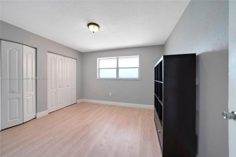 Condo in Hialeah, Florida, 2 bedrooms  № 1891615 - photo 15
