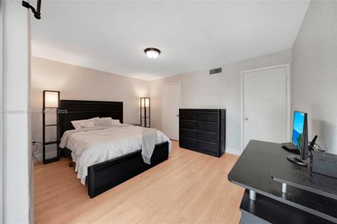 Condo in Hialeah, Florida, 2 bedrooms  № 1891615 - photo 11