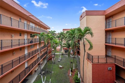 Condo in Hialeah, Florida, 2 bedrooms  № 1891615 - photo 1
