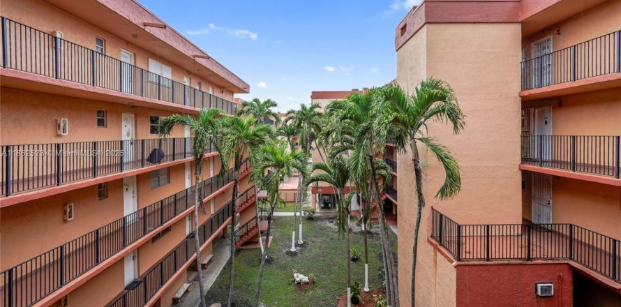 Condo in Hialeah, Florida, 2 bedrooms  № 1891615