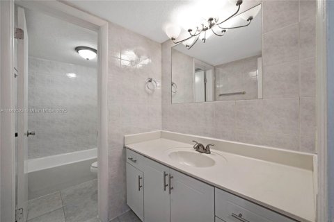 Condo in Hialeah, Florida, 2 bedrooms  № 1891615 - photo 13
