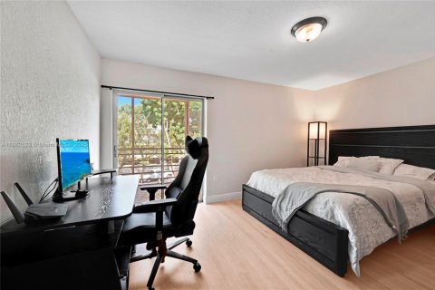Condo in Hialeah, Florida, 2 bedrooms  № 1891615 - photo 10