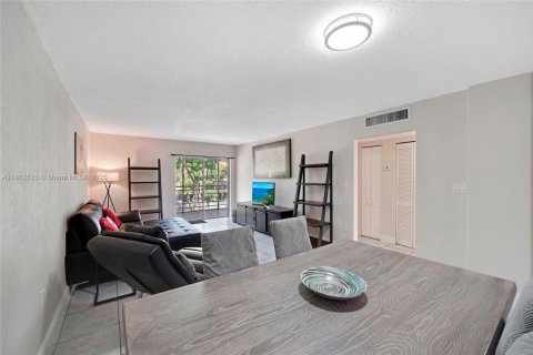Condo in Hialeah, Florida, 2 bedrooms  № 1891615 - photo 4