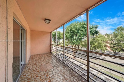 Condo in Hialeah, Florida, 2 bedrooms  № 1891615 - photo 20