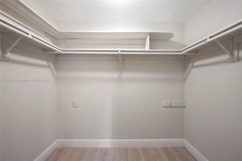 Condo in Hialeah, Florida, 2 bedrooms  № 1891615 - photo 12